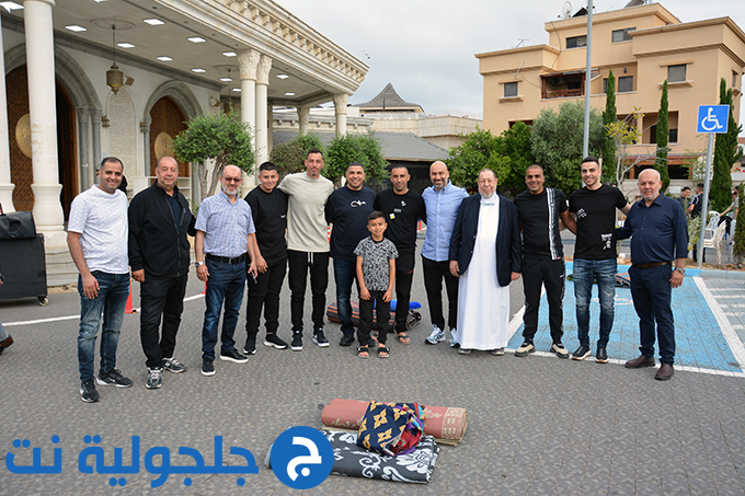 اهالي جلجولية يؤدون صلاة عيد الاضحى في ساحة مسجد الروضة في جلجولية 